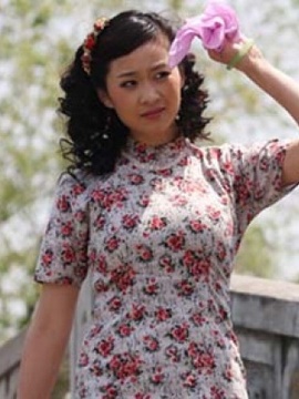 濠河边上的女人